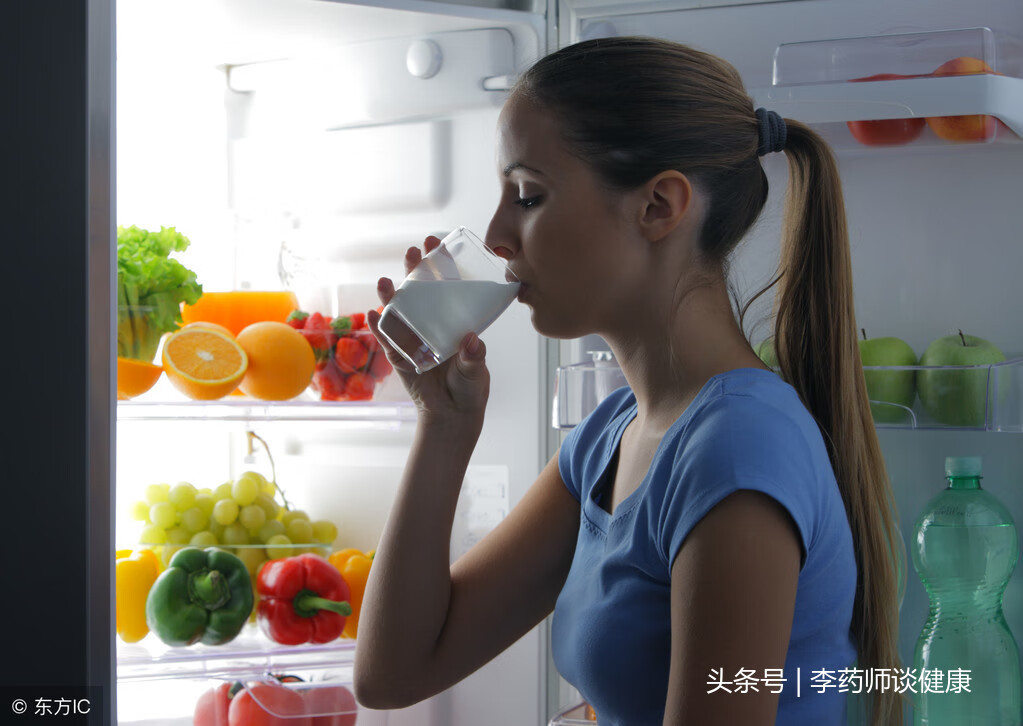 晚上喝牛奶的好处与功效(晚上喝牛奶的坏处是什么)