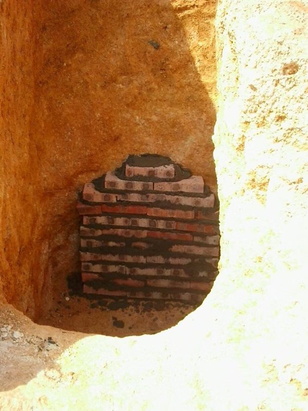 择日择时,下葬时有个师傅(指做墓地的专业人员,非地师)站在金井中