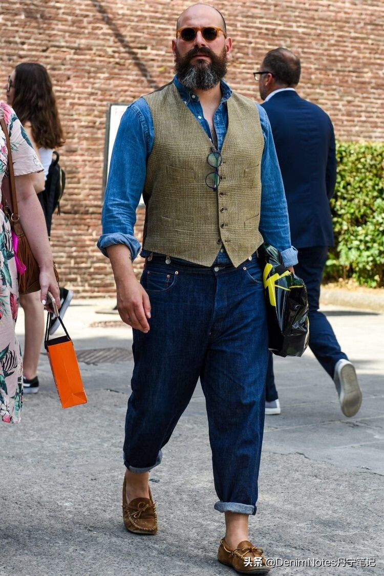 denim on denim的搭配虽然简洁,但牛仔衬衫充满亮点,刷色加工,破洞