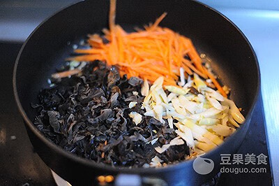 鱼香茄子煲的做法步骤(鱼香肉丝茄子煲怎样做)