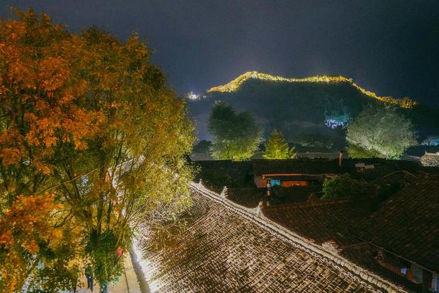 三面环山四面环水的风水(三面环山一面环水叫什么)