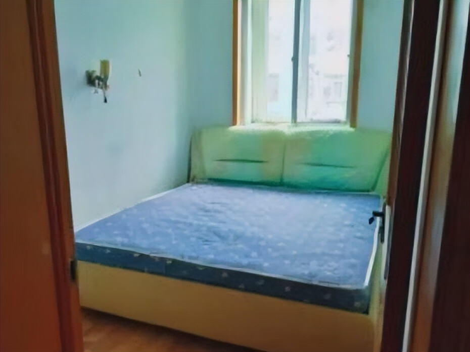 床头与门平齐图片