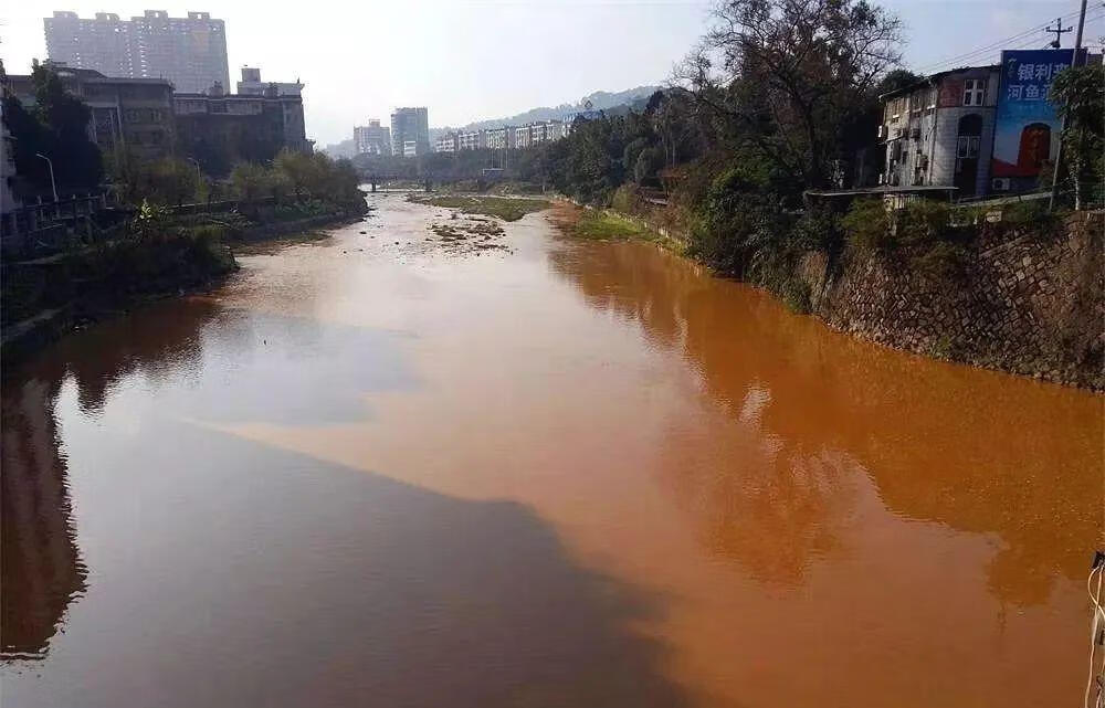 红色,锈色的水域:有些池塘是红色和锈色的,并且在水面上漂浮着锈层.