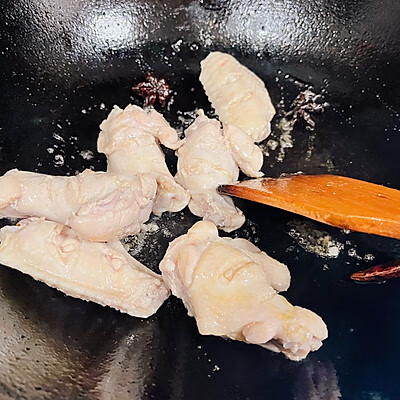 红烧鸡翅的家常做法大全(红烧鸡翅根的家常做法步骤)