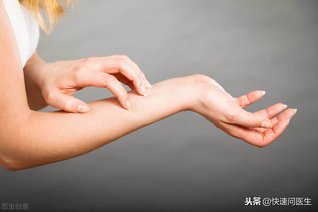 手臂上有小红点点(胳膊上有红色的小点点)