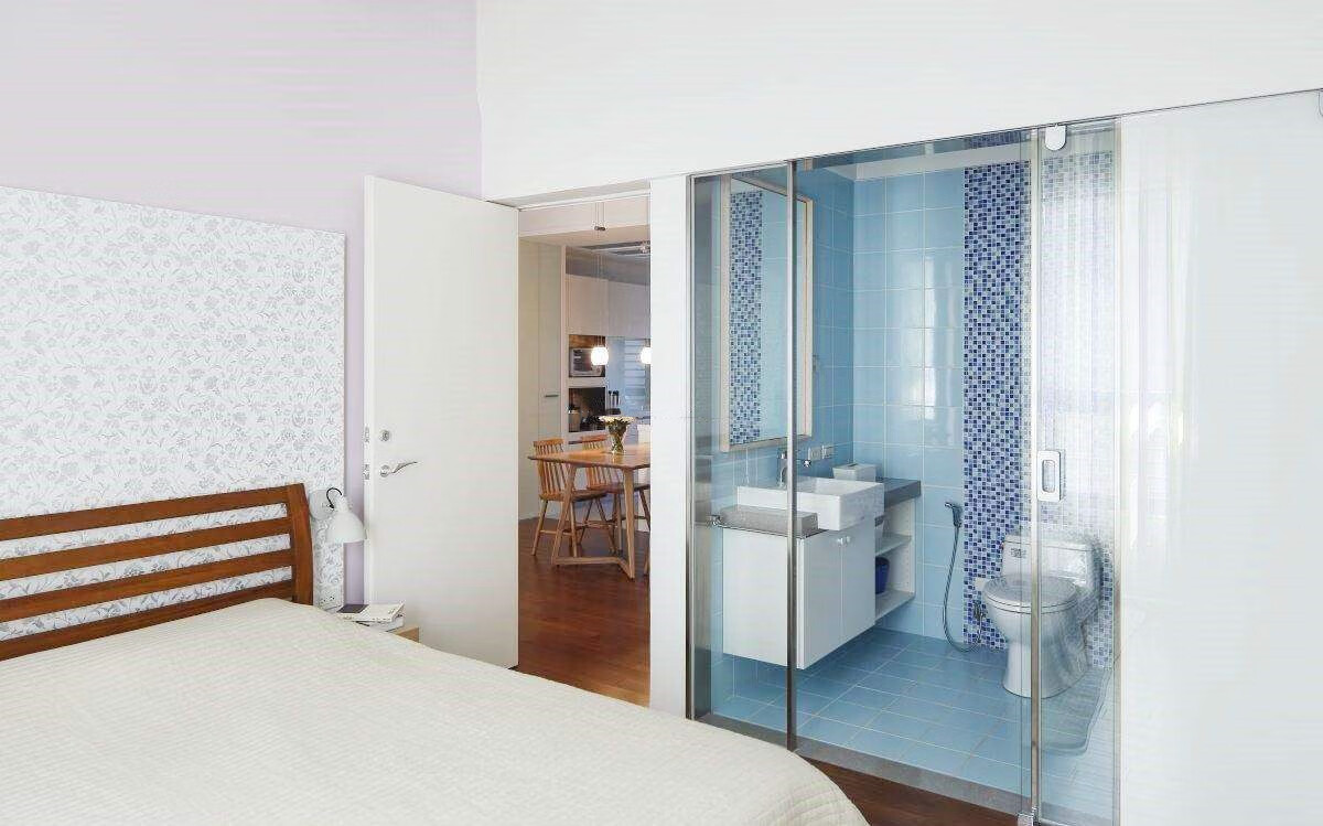 比如这样▼这种卧室里,卧室门所靠的那面墙上,不适合摆放床头