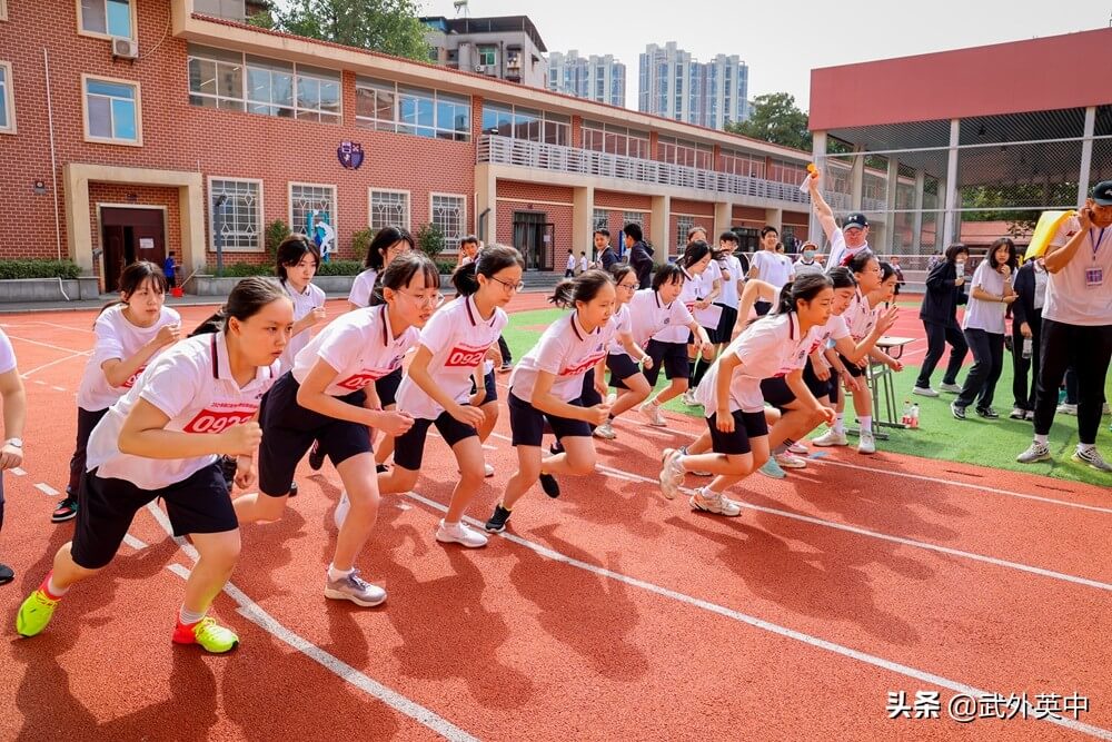 秋运赛场，国梦飞扬——记英中初中部秋季运动会