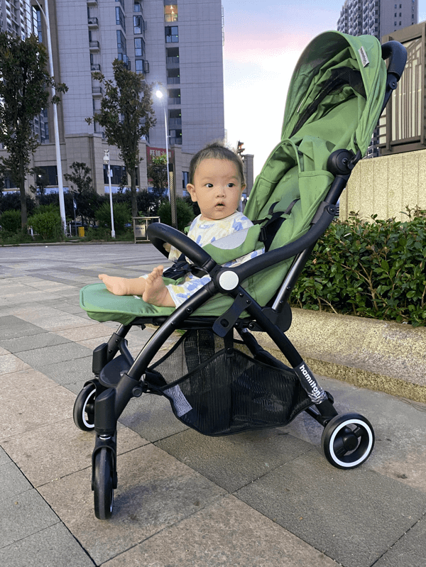 婴儿小车四轮手推车(婴儿推车八个轮子和四个轮子)