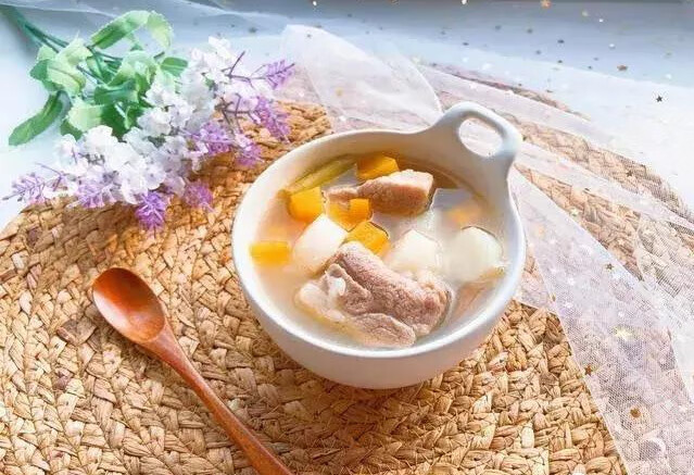 山药胡萝卜排骨汤功效作用(胡萝卜可以和山药炖排骨汤吗)