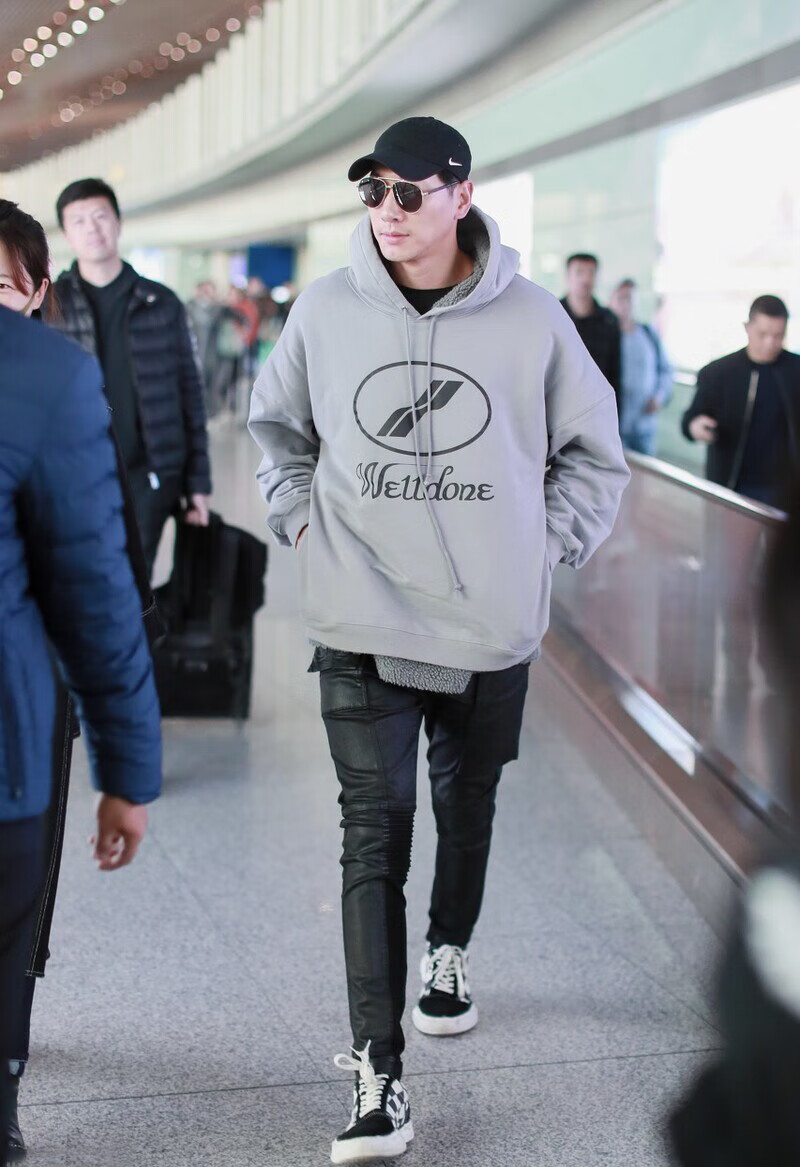 牛仔上衣配什么裤子比较好男(牛仔衣配什么裤子好看)