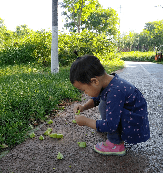 婴儿吃奶的时候老是用力挣扎还使劲(喂宝宝喝奶)