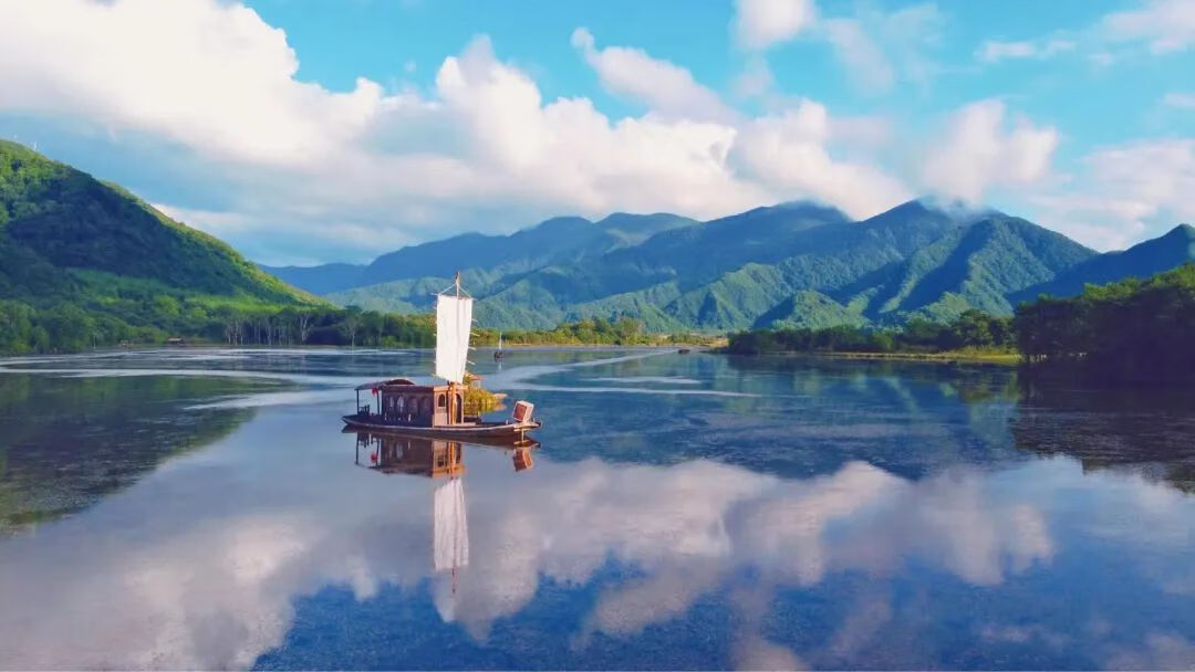 神农架位于湖北省中东部,地处神秘的北纬30度,拥有绝佳的高山自然风光