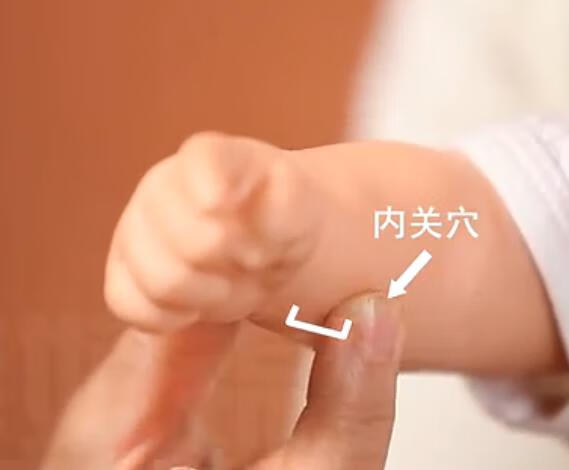 宝宝老打嗝怎么办啊(婴儿老打嗝怎么解决)