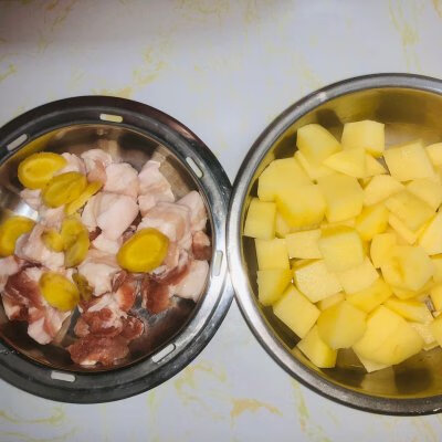 土豆烧肉用什么肉比较好(土豆烧肉的做法窍门)