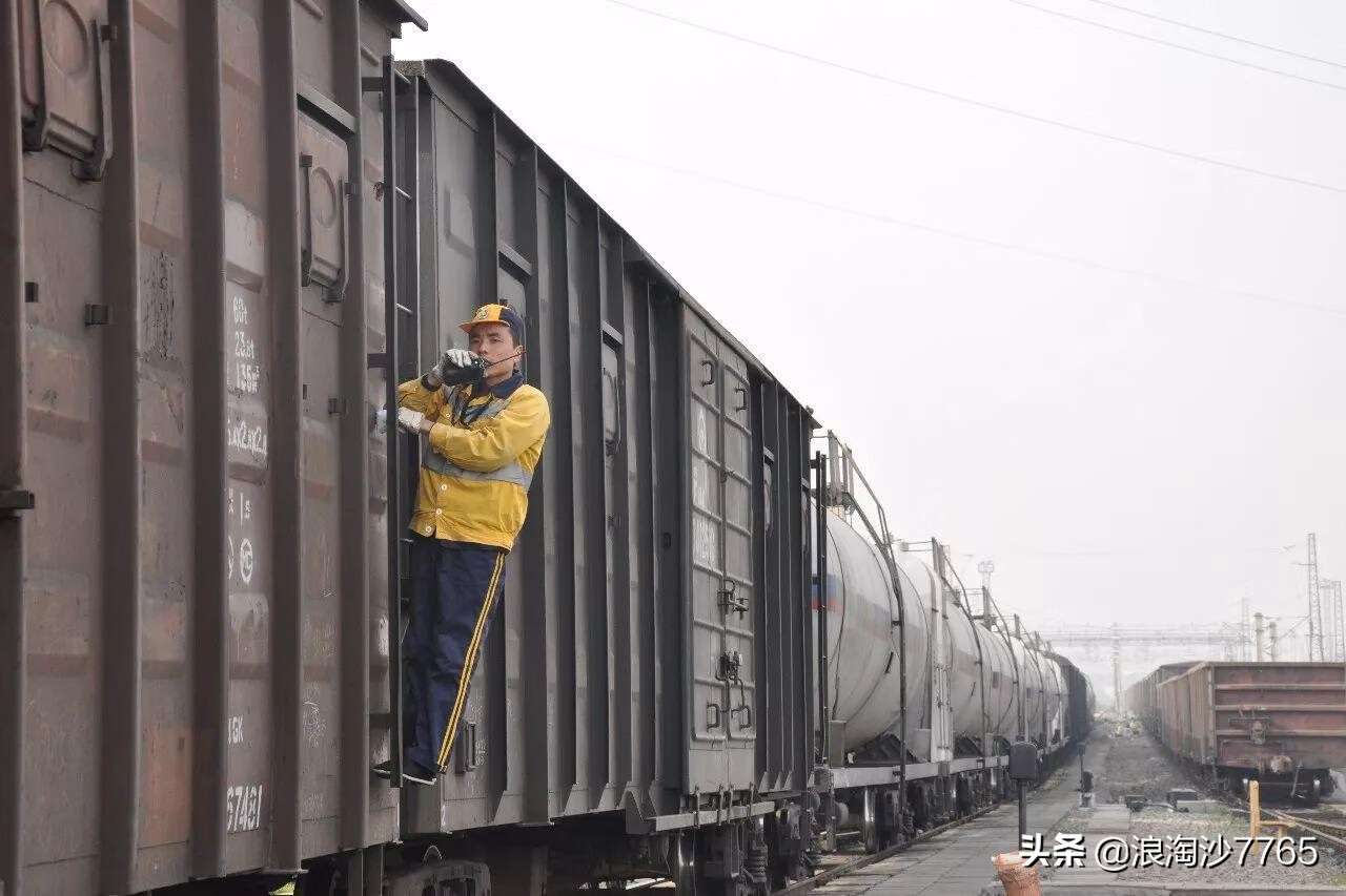 列车员工资待遇(铁路乘务员工资一般多少)