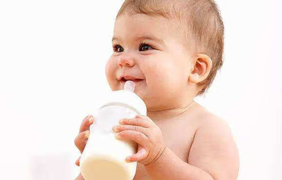 宝宝不吃奶粉是什么原因(宝宝不吃奶粉怎么办最有效的方法)