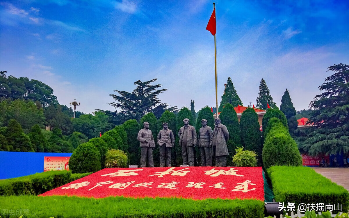 建筑物前身刻着"革命圣地西柏坡"几个雄浑有力的大字,顶端是一颗鲜艳