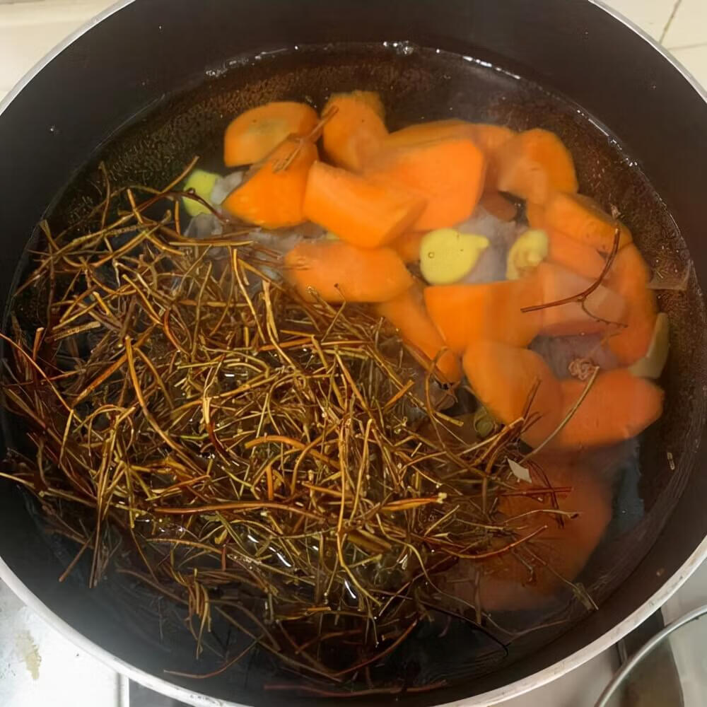 鸡骨草龙骨汤配料(鸡骨草骨头汤的做法)