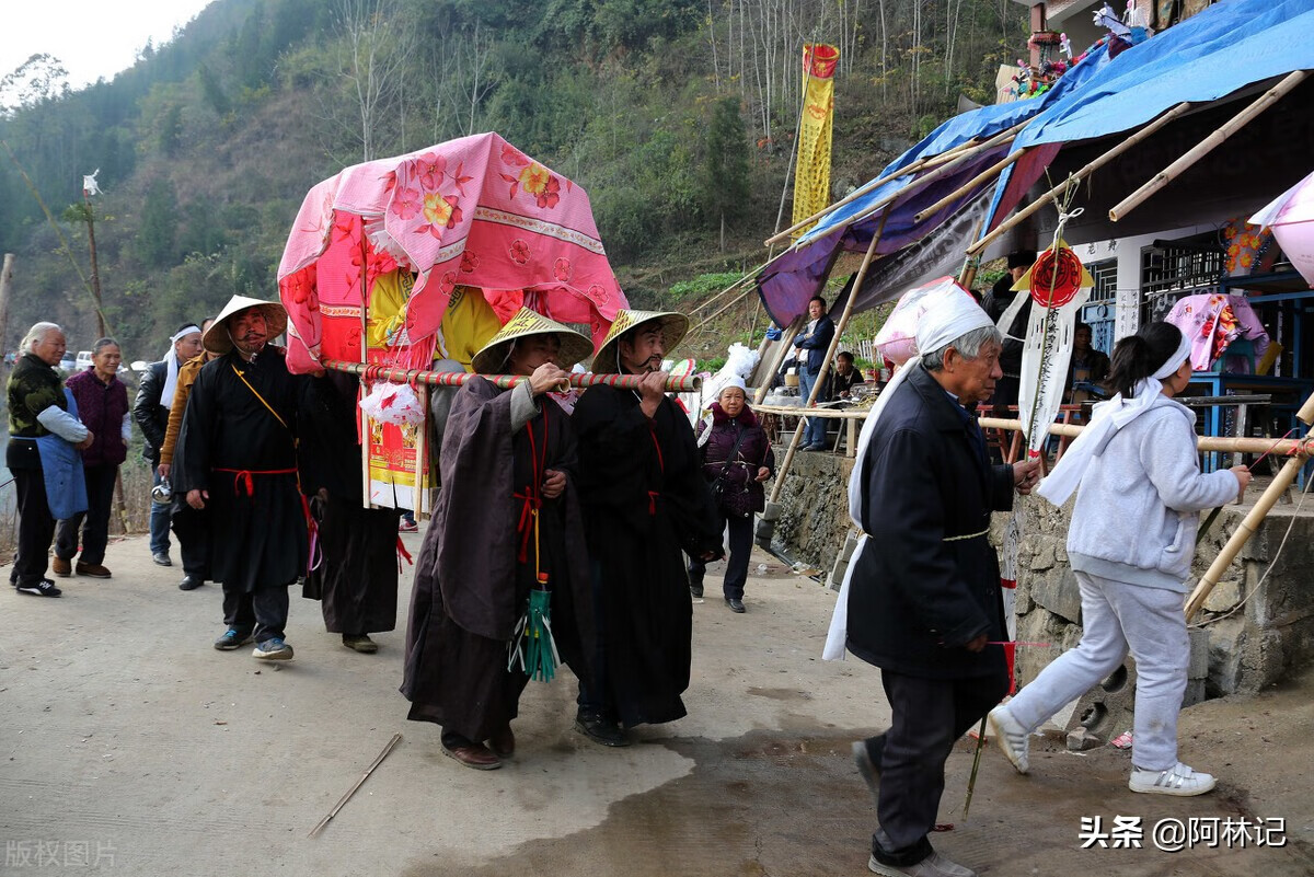夫妻合葬风水(夫妻同葬左右怎么分)