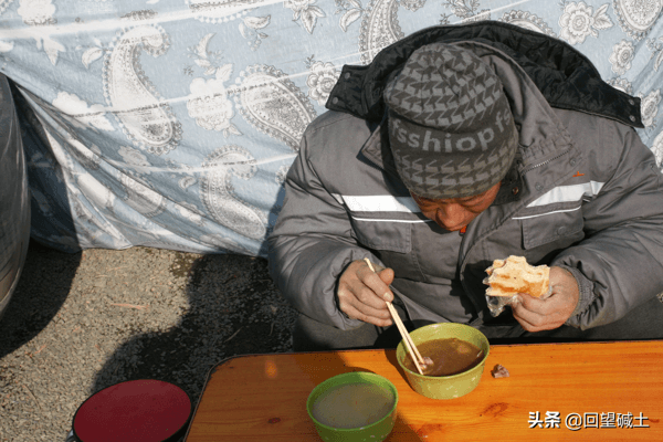 什么叫 风餐露宿？      请看这些建设者