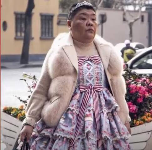 上海50岁大姨走红，身着洛丽塔被疑哗众取宠，邻居说出背后原因