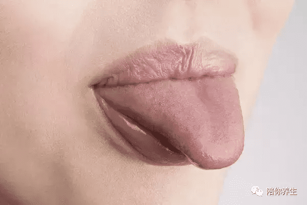 舌头发白是怎么回事儿?(舌头发白什么情况)