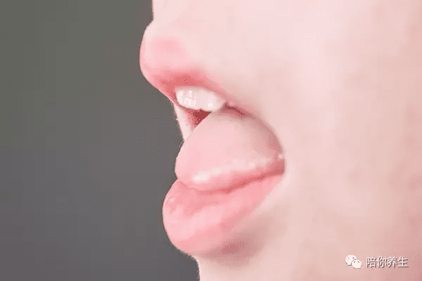 舌头发白是怎么回事儿?(舌头发白什么情况)