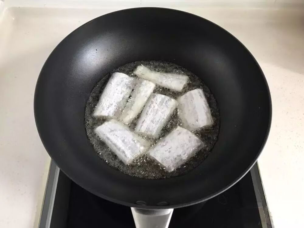 糖醋带鱼的家常做法一(糖醋带鱼的做法大全)
