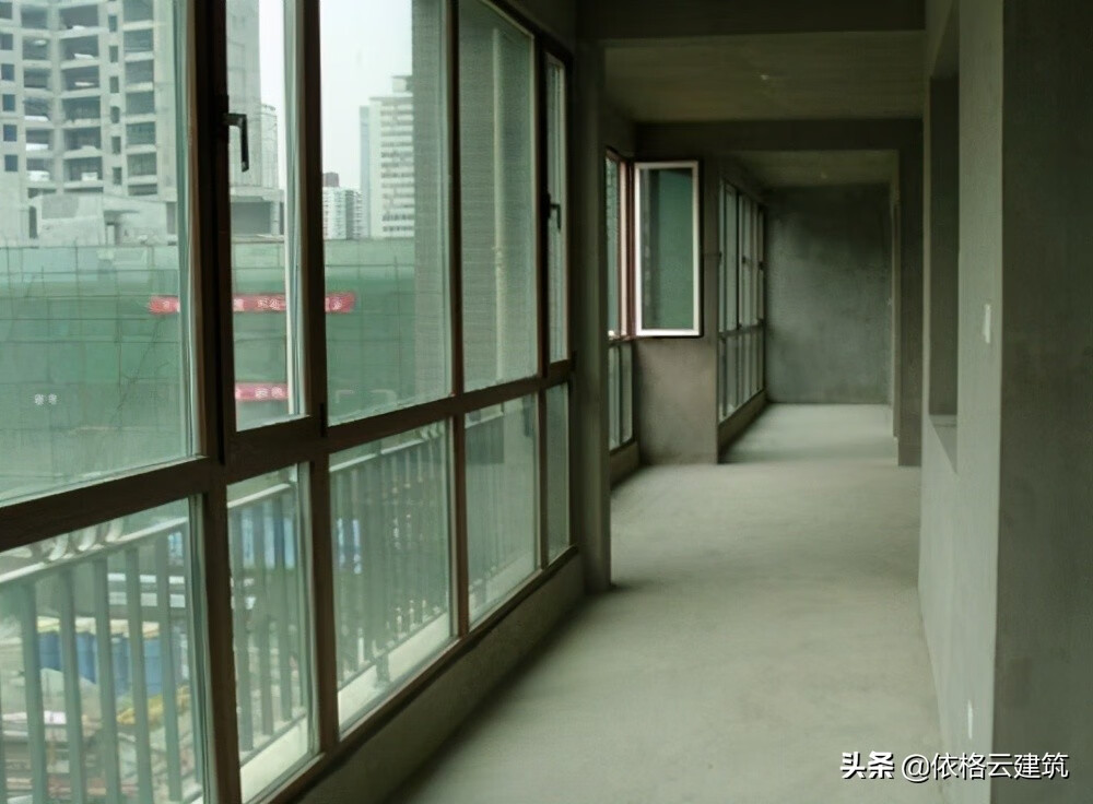 一般的窗户玻璃大小(客厅窗户多大风水好)