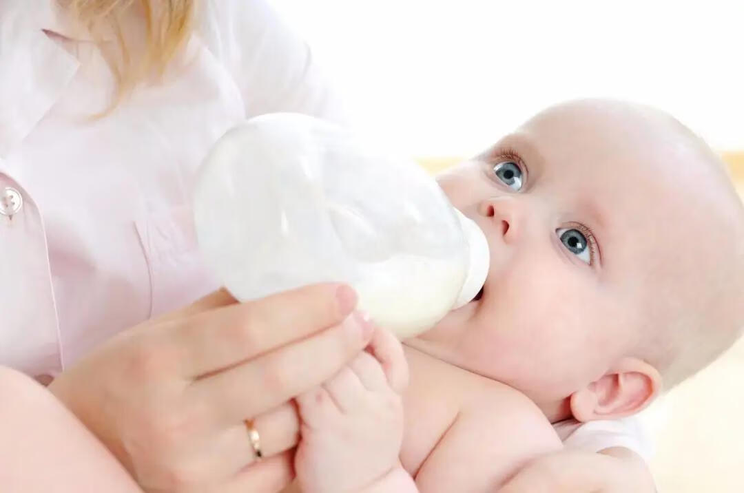 宝宝经常吐奶怎么办?(婴儿为什么老是吐奶怎么办)