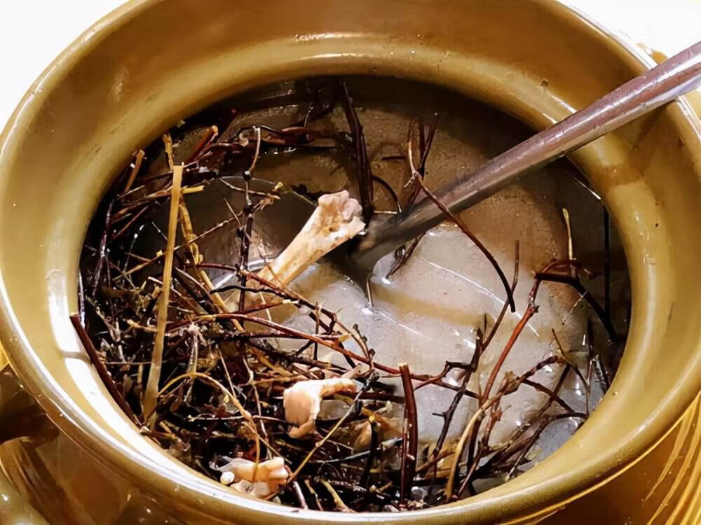 鸡骨草龙骨汤配料(鸡骨草骨头汤的做法)