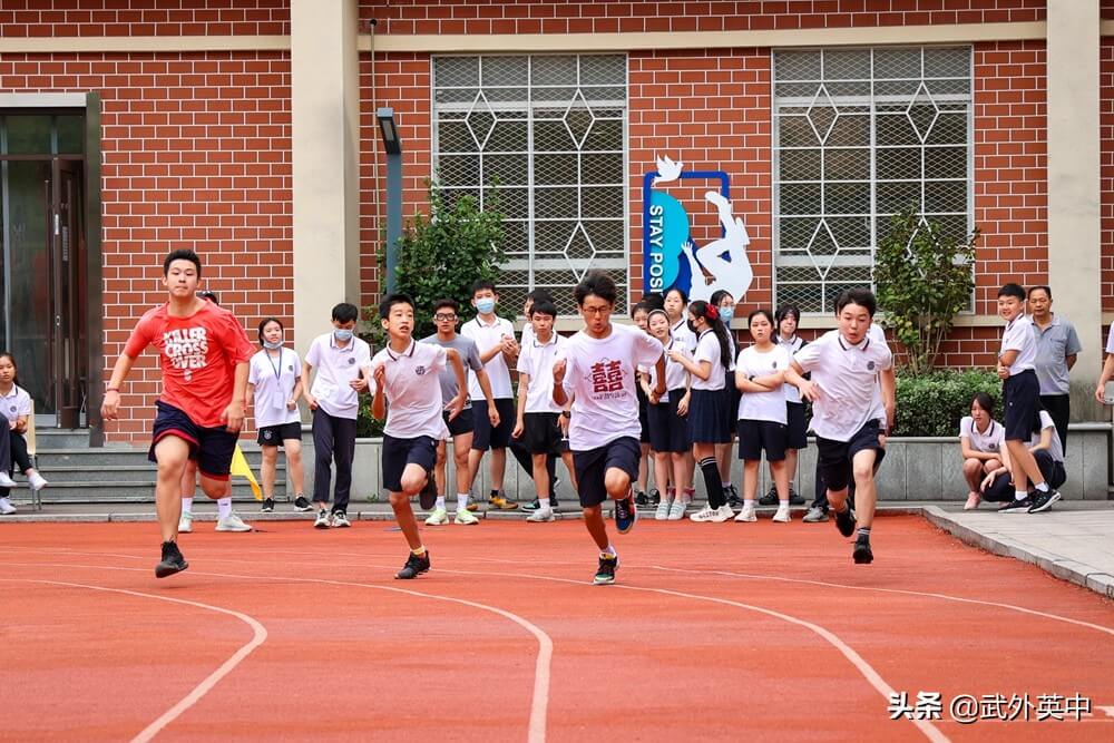 秋运赛场，国梦飞扬——记英中初中部秋季运动会