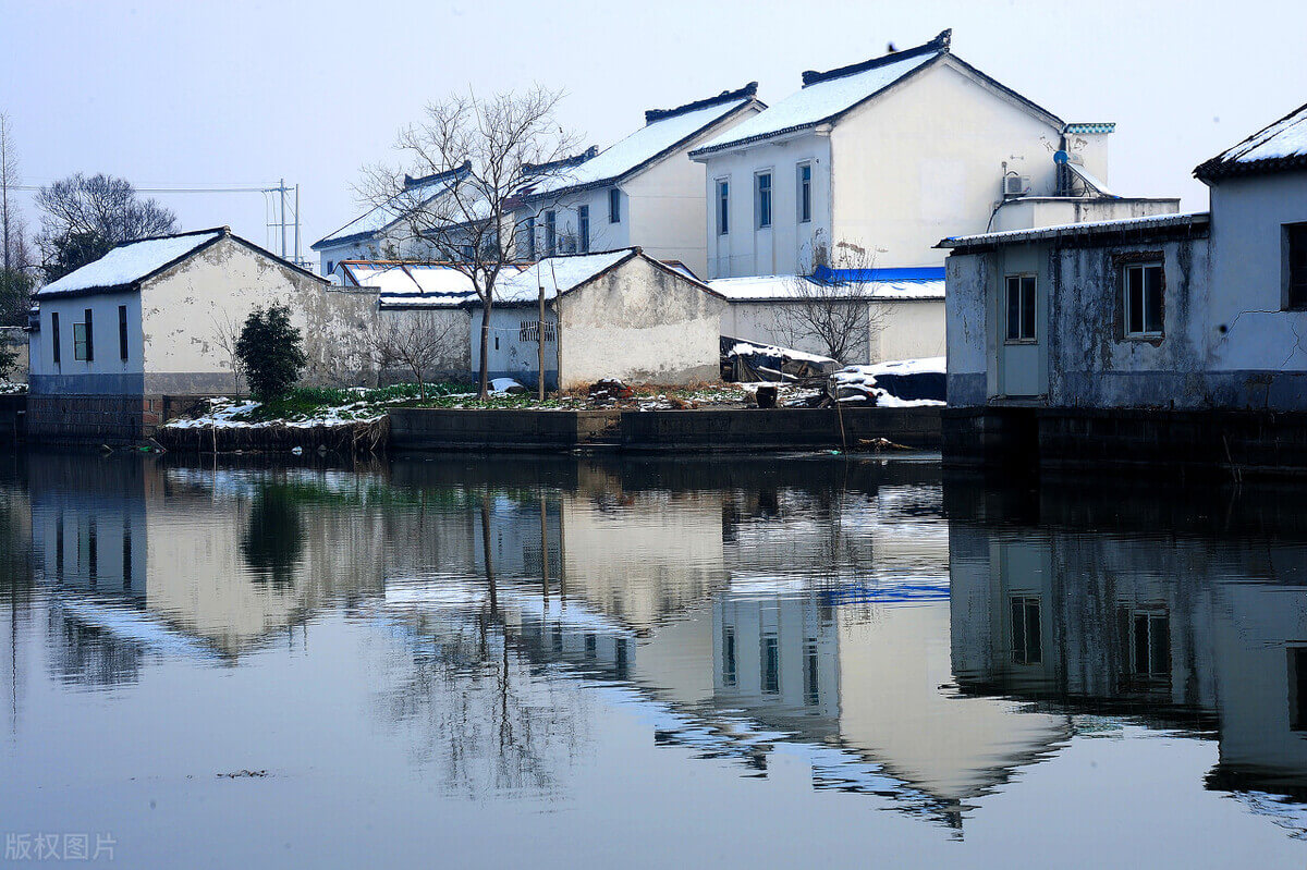 农村住宅屋后风水门前有别人家房子(农村左右邻居房屋风水)