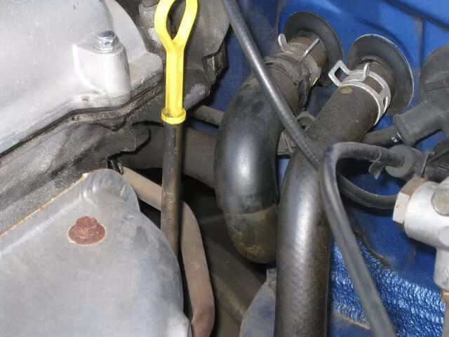 通常暖风小水箱的进水管和回水管都与发动机缸体的水道连接,形成一个