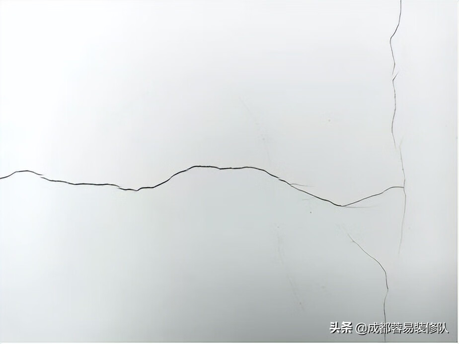 墙体裂缝是怎么回事(房屋墙体裂缝)