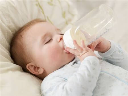 怎么给宝宝换奶粉吃啊(母乳喂养换奶粉怎么换)