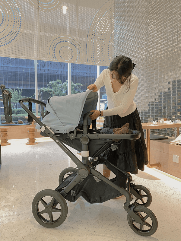 婴儿小车四轮手推车(婴儿推车八个轮子和四个轮子)