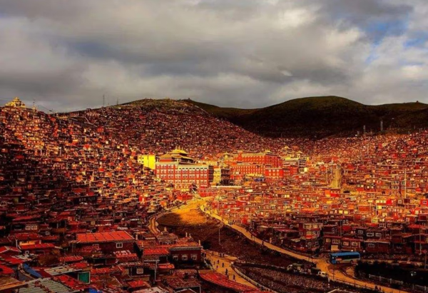 中国最纯净之地,漫山遍野的红房子超壮观,有"红色佛国"的美誉