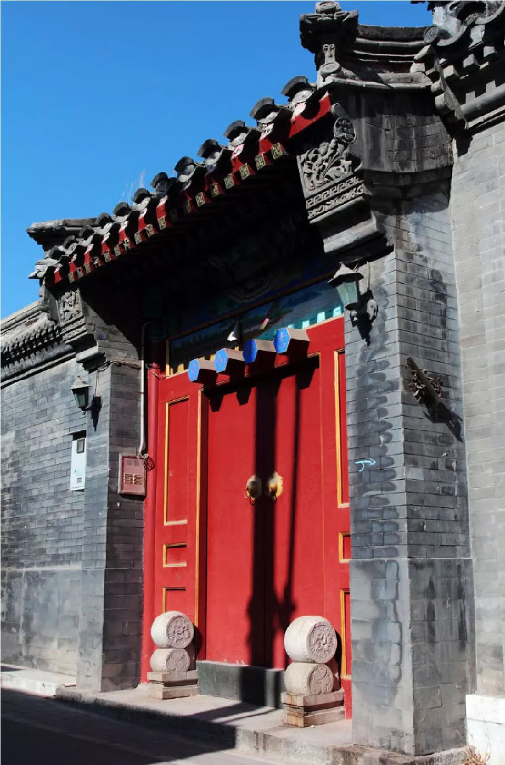 王府大门对面要有雁翅影壁,门口的上马石,下马碑,拴马桩一应俱全.