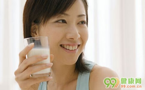 女人喝奶粉的好处与功效(女人喝奶粉有什么好处和坏处)