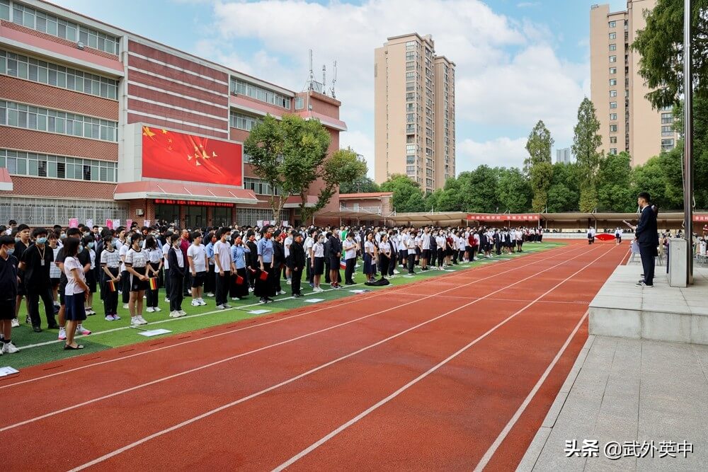 秋运赛场，国梦飞扬——记英中初中部秋季运动会