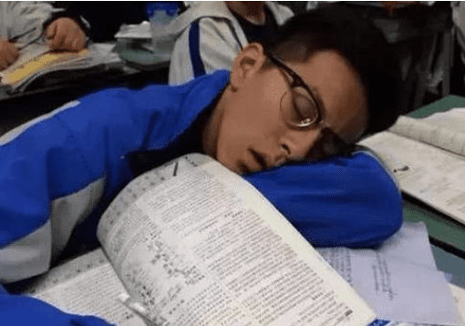 学生为什么睡觉流口水(为什么睡觉时会流口水)