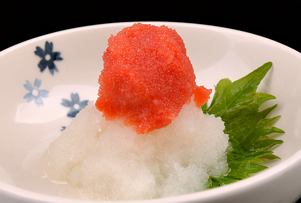 明太子的颗粒细小,口感非常绵密,多用来调味,点缀菜品,爱喝酒的日本人