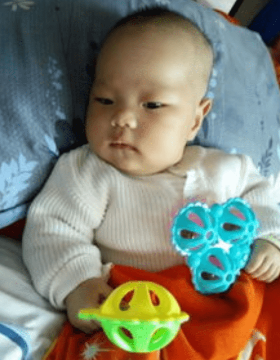 握拳宝宝头像(婴儿的握拳姿势)