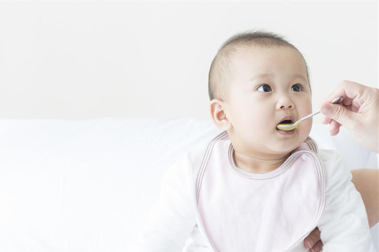 婴儿多大适合添加辅食(婴儿多大以辅食为主)