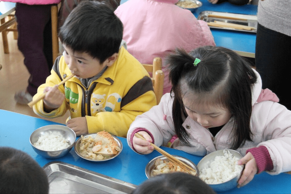 小孩幼儿园入学年龄(小孩上幼儿园的年龄)