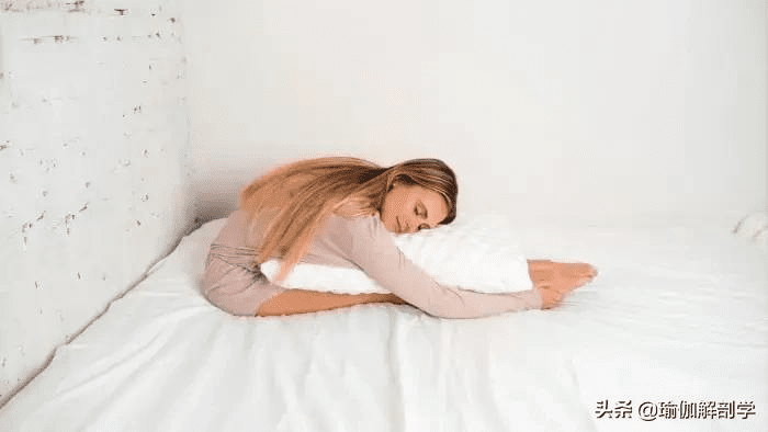睡前瑜伽动作(最简单的帮助睡眠的瑜伽动作)