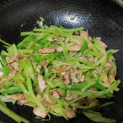 莴苣炒肉怎么做好吃(莴笋炒肉的家常做法简单)