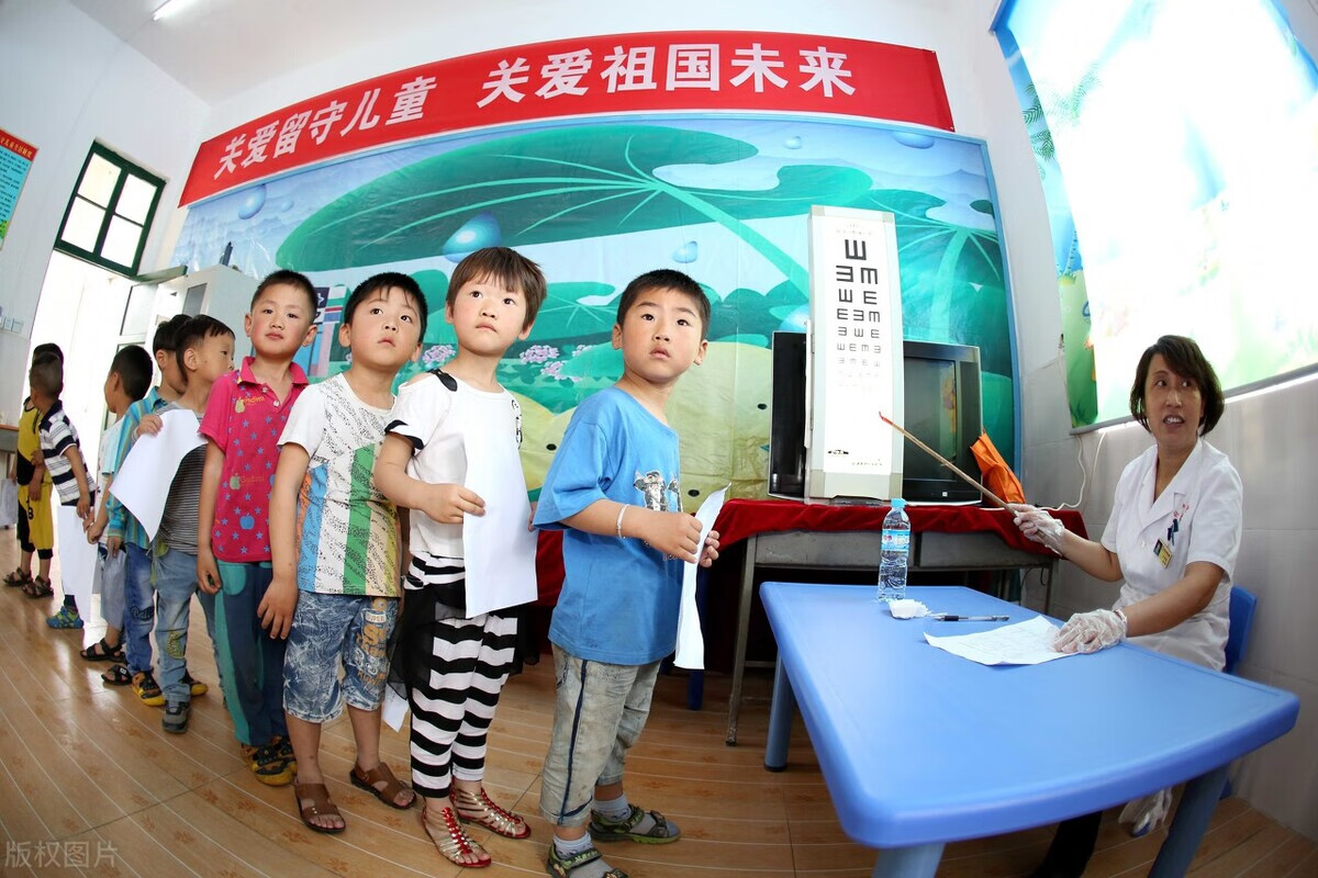 学校对留守儿童的教育(留守儿童应该怎样教育)
