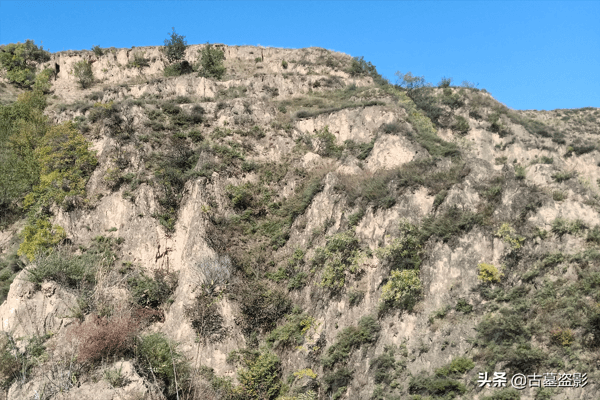 墓地是风水宝地,现在上面盖房好吗?(建房子风水宝地有什么忌讳)